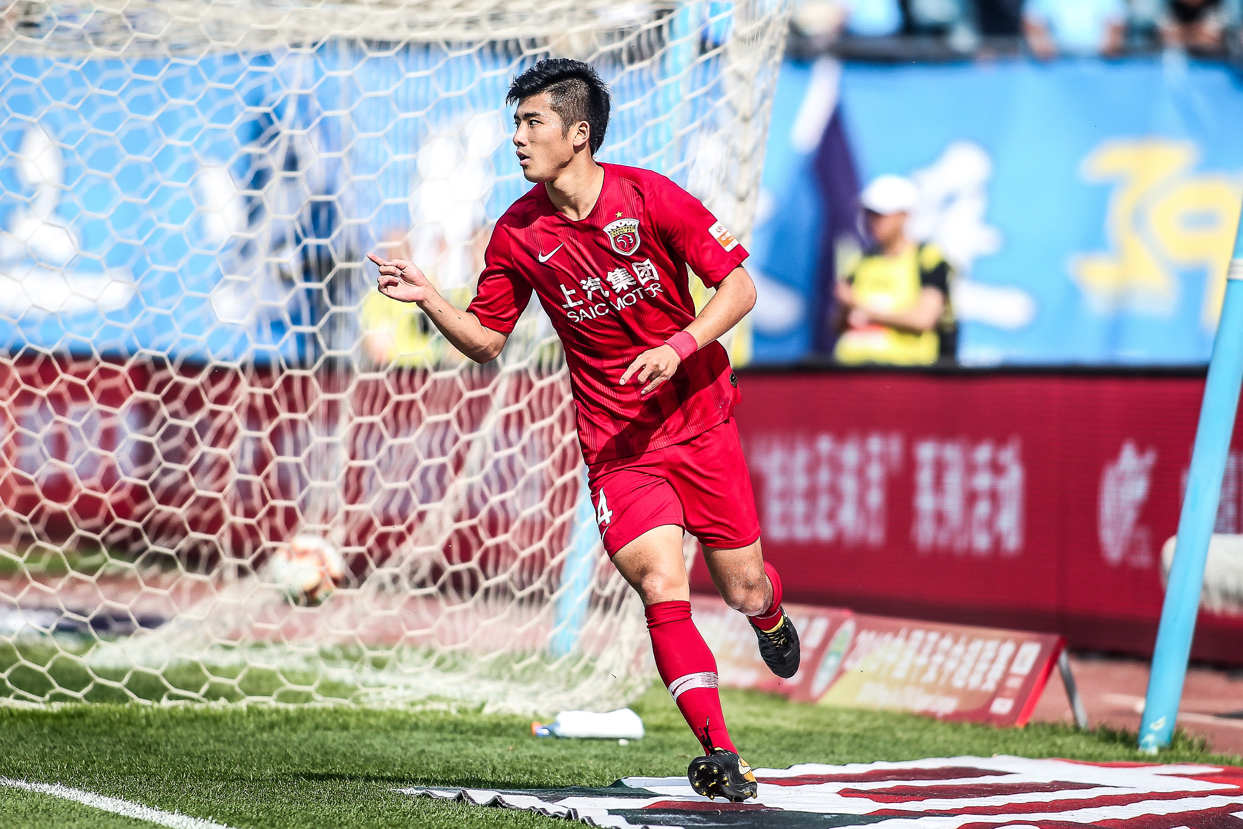 詹姆斯助攻队友完成精彩扣篮