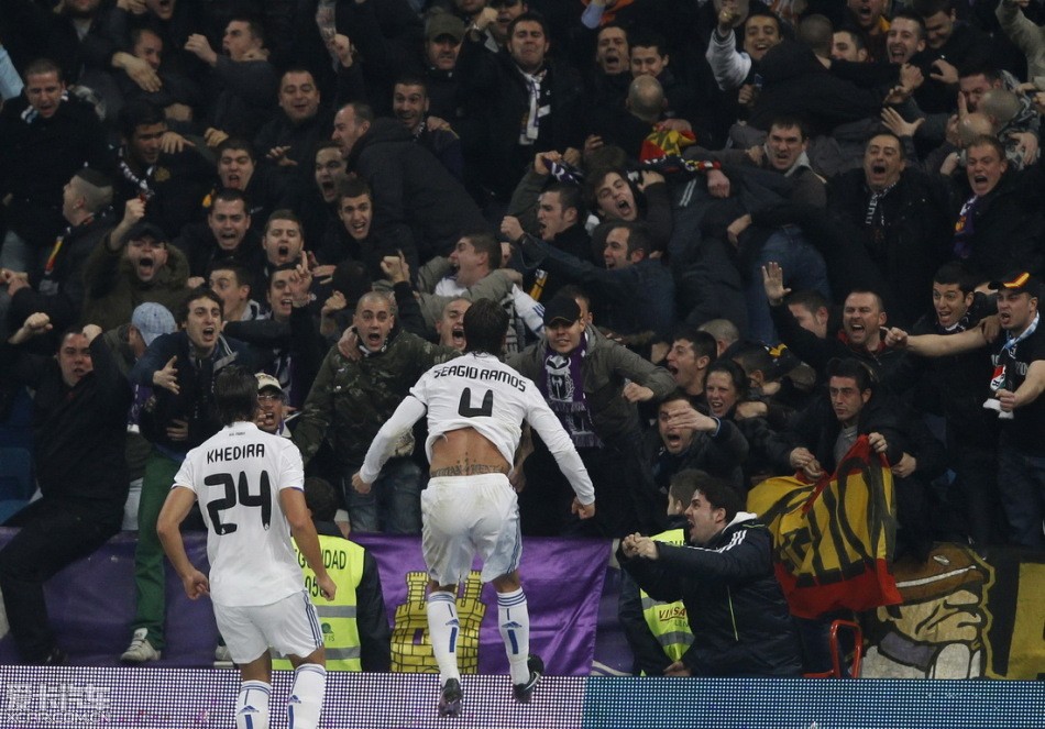 法兰克福客胜后球迷区突发火情，还有球迷从高处坠落后被送医