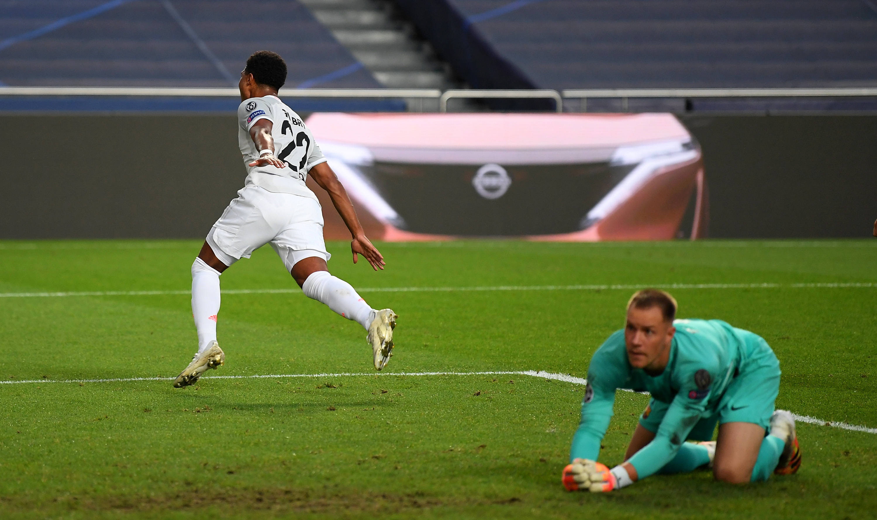 拿日本战犯照片！三笘薰8天仍未道歉，足球游戏怒了：删除，价值归零