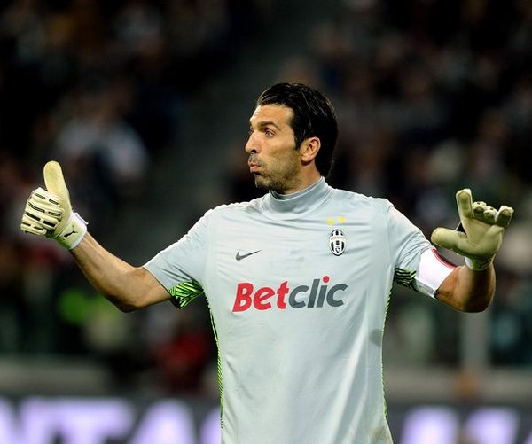 公务还是放松？纳赛尔出现在圣西罗现场观看米兰德比