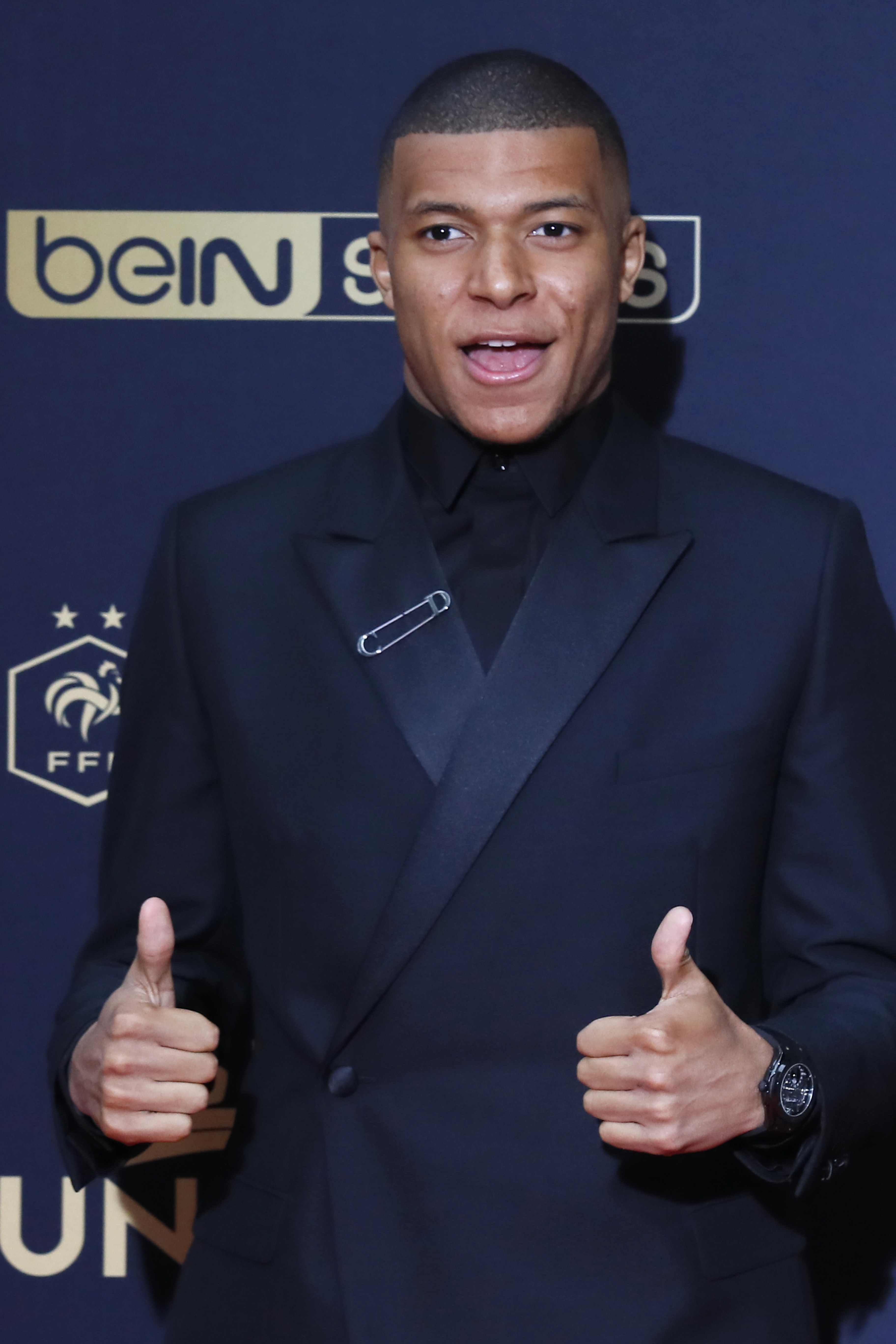 青岛次节轰出一波18-4广厦反超比分，三外援半场31分